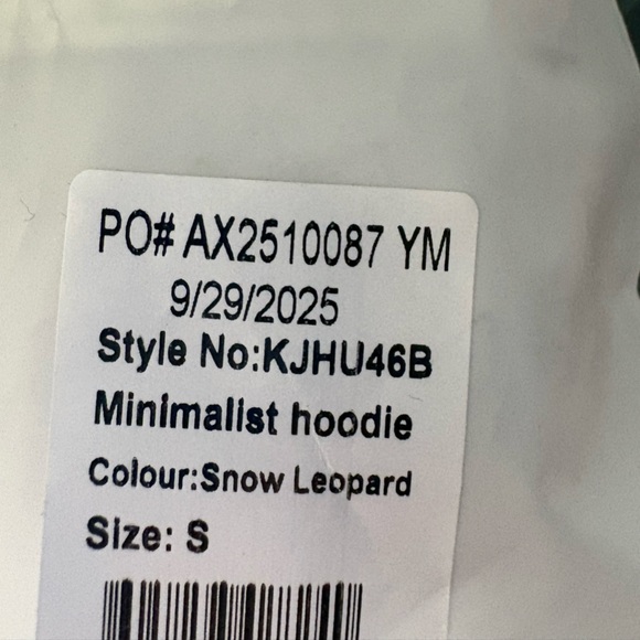 Comfrt Minimalist Snow Leopard Hoodie - Picture 6 of 6